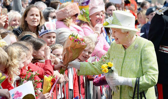 Nữ hoàng Anh Elizabeth II gửi thông điệp hy vọng giữa bão dịch Covid-19 - Ảnh 4.