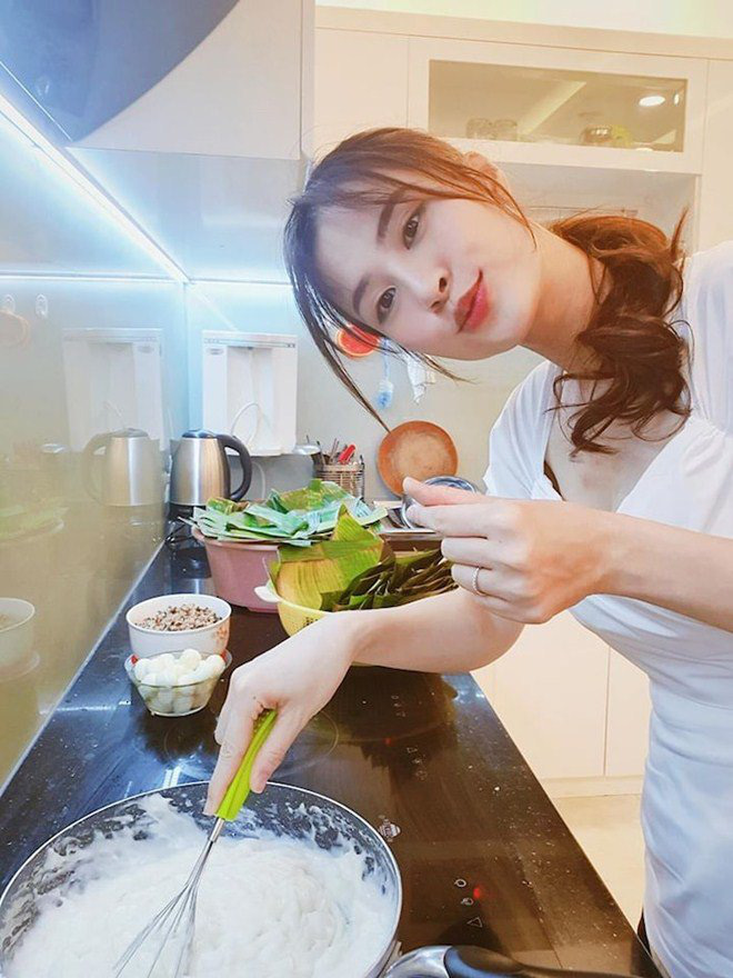 Cả showbiz hóa &quot;Master Chef&quot;, Trịnh Kim Chi làm bánh cháy thành than vẫn được chồng khen - Ảnh 15.