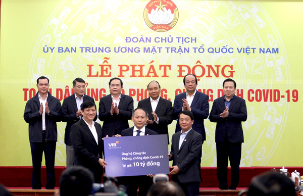 Đại diện Ngân hàng Quốc tế VIB ủng hộ 10 tỷ đồng dưới sự chứng kiến của Thủ tướng Chính phủ Nguyễn Xuân Phúc và các lãnh đạo.