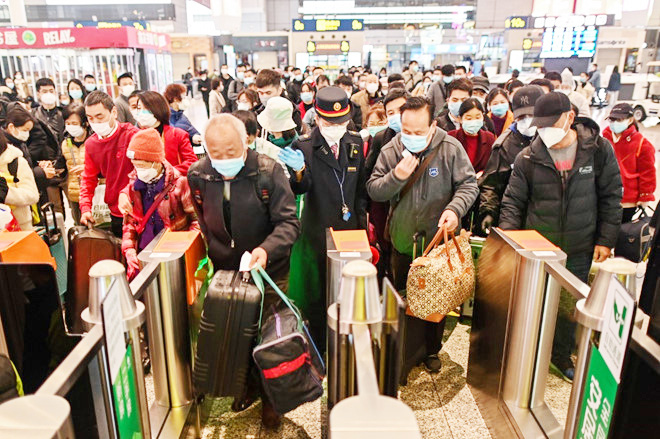 Người dân đi vào ga tàu Hán Khẩu để rời thành phố