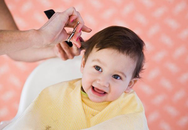 Bạn muốn tự cắt tóc cho bé trai của mình? Hãy cùng xem hướng dẫn chi tiết và dễ hiểu về cách cắt tóc bằng kéo để cho bé trai của bạn trông năng động và cá tính hơn nhé!