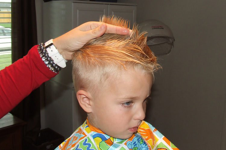 Cắt tóc bé trai bằng kéo: Với dịch vụ cắt tóc bé trai bằng kéo của chúng tôi, các bé sẽ được cắt tóc một cách an toàn và chính xác, tạo nên vẻ ngoài của một chàng trai lịch lãm và đáng yêu. Hãy tạo cho các bé một nét độc đáo và cá tính với phong cách cắt tóc của chúng tôi.