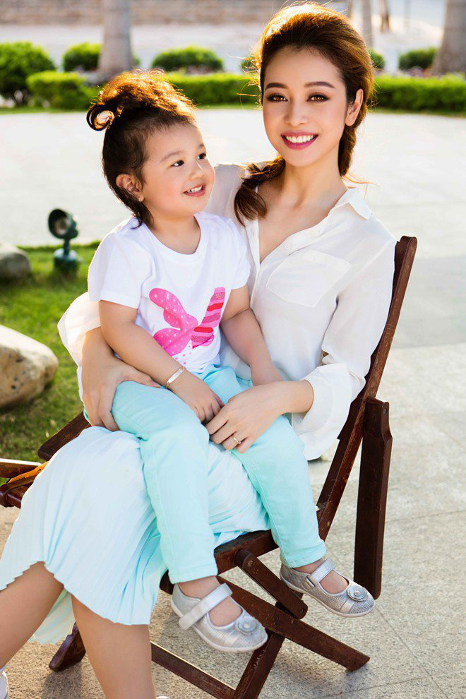 Con gái 7 tuổi của Hoa hậu Jennifer Phạm nhảy cực sung &quot;Vũ điệu rửa tay&quot; - Ảnh 3.