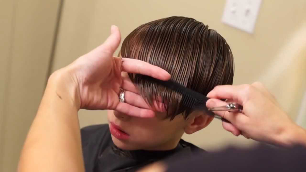 Quý phụ huynh đang tìm kiếm một cách cắt tóc đẹp cho bé trai? Hãy xem hình ảnh về cắt tóc bé trai bằng kéo để thấy chất lượng và kỹ thuật của chúng tôi. Chắc chắn rằng con bạn sẽ rất hài lòng với kiểu tóc mới của mình!