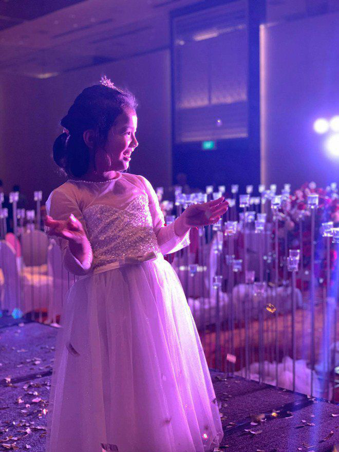 Con gái 7 tuổi của Hoa hậu Jennifer Phạm nhảy cực sung &quot;Vũ điệu rửa tay&quot; - Ảnh 4.