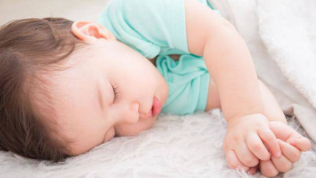 3 hành động của trẻ khi ngủ chứng tỏ lớn lên sẽ thông minh hơn người - Ảnh 2.
