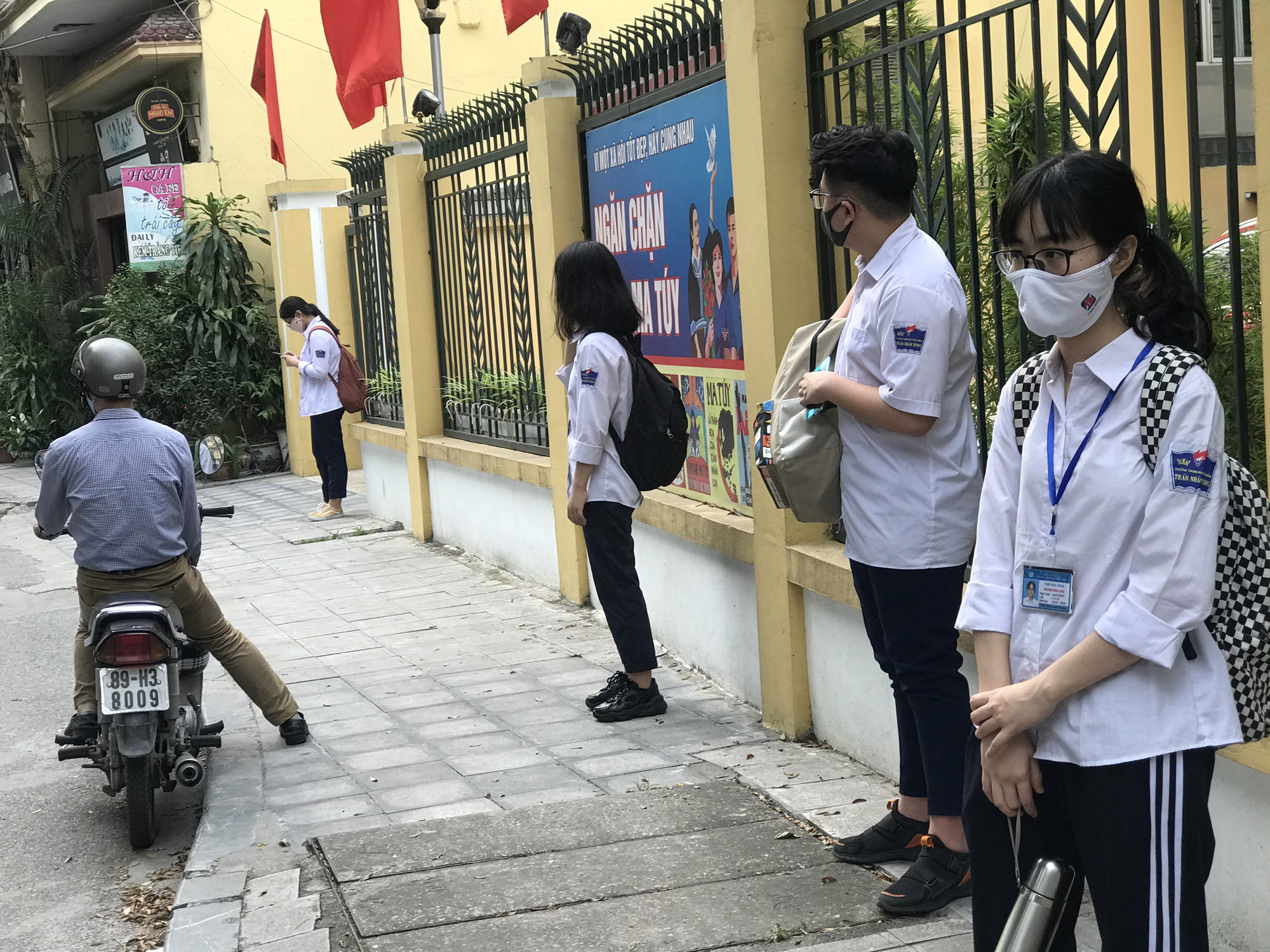 Hà Nội: Tan trường, học sinh “túm 5 tụm 3” ngoài cổng