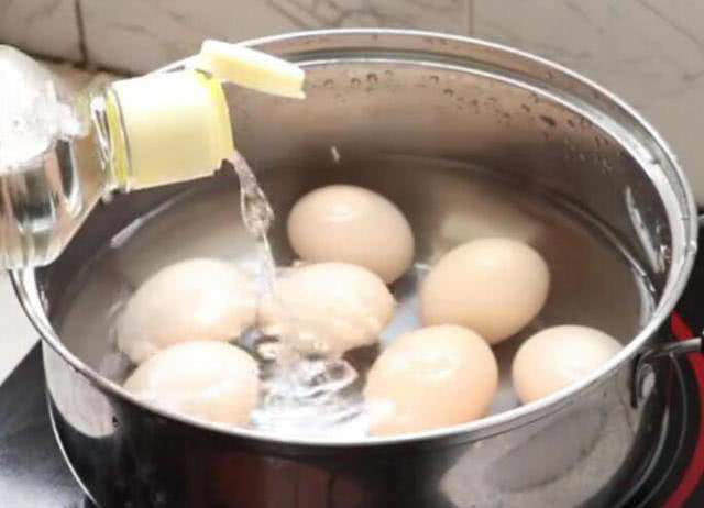 Lấy trứng ra từ tủ lạnh không luộc ngay, thêm một bước nữa trứng sẽ ngon mềm, vỏ dễ bóc - Ảnh 2.