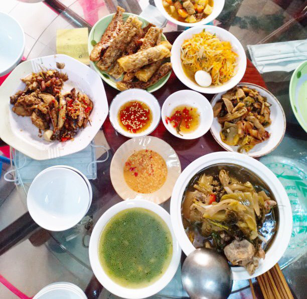 Cô nàng siêu sướng, suốt ngày được 3 người đàn ông nấu cho ăn toàn món ngon - Ảnh 11.