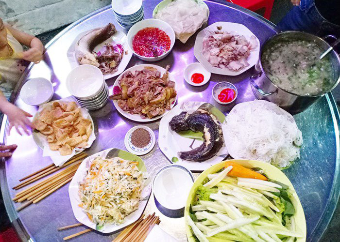 Cô nàng siêu sướng, suốt ngày được 3 người đàn ông nấu cho ăn toàn món ngon - Ảnh 2.