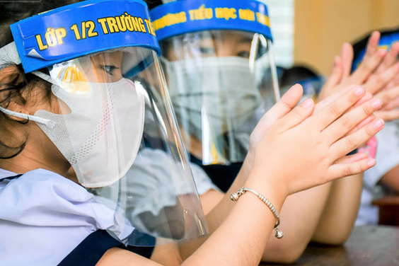 Học sinh đeo tấm chống giọt bắn khi ngồi học: Phần lớn phụ huynh không đồng tình - Ảnh 2.