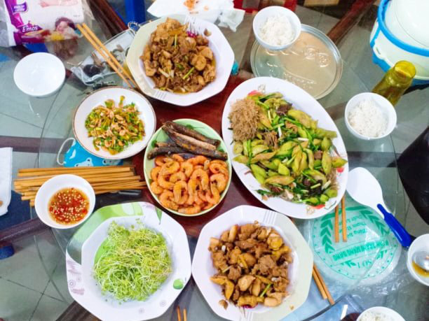 Cô nàng siêu sướng, suốt ngày được 3 người đàn ông nấu cho ăn toàn món ngon - Ảnh 6.