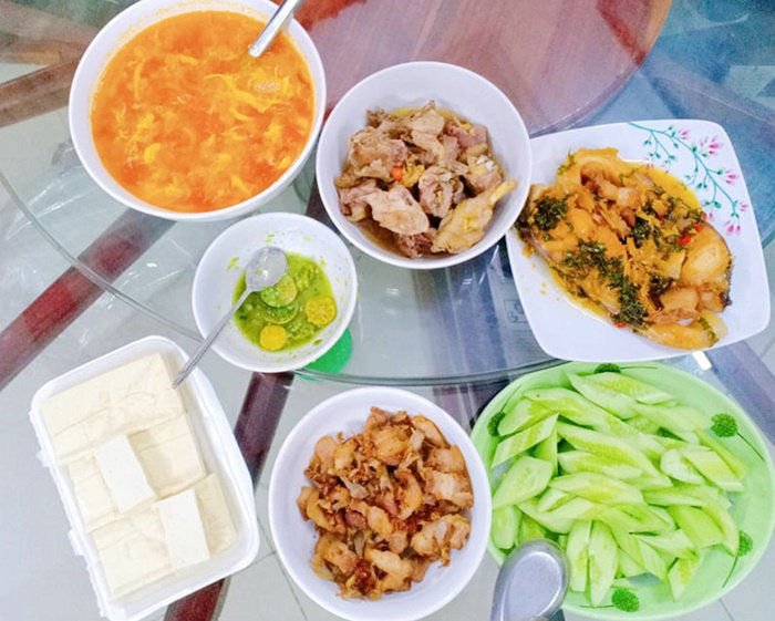 Cô nàng siêu sướng, suốt ngày được 3 người đàn ông nấu cho ăn toàn món ngon - Ảnh 8.