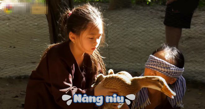 Con gái Đoan Trang la hét, bỏ chạy vì... sợ vịt trên sóng truyền hình - Ảnh 11.