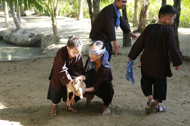 Con gái Đoan Trang la hét, bỏ chạy vì... sợ vịt trên sóng truyền hình - Ảnh 5.