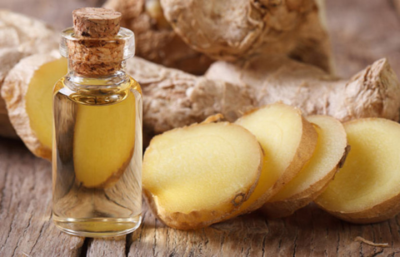 Tinh dầu gừng: Gingerol là một hợp chất được tìm thấy trong gừng có tác dụng chống viêm, kích thích glucose, chống oxy hóa, chống tăng huyết áp và kích thích trên đường tiêu hóa. Các nhà khoa học nhận thấy rằng tiêu thụ gừng thúc đẩy giảm cân, giảm sự đề kháng insulin và kìm hãm cơn đói.