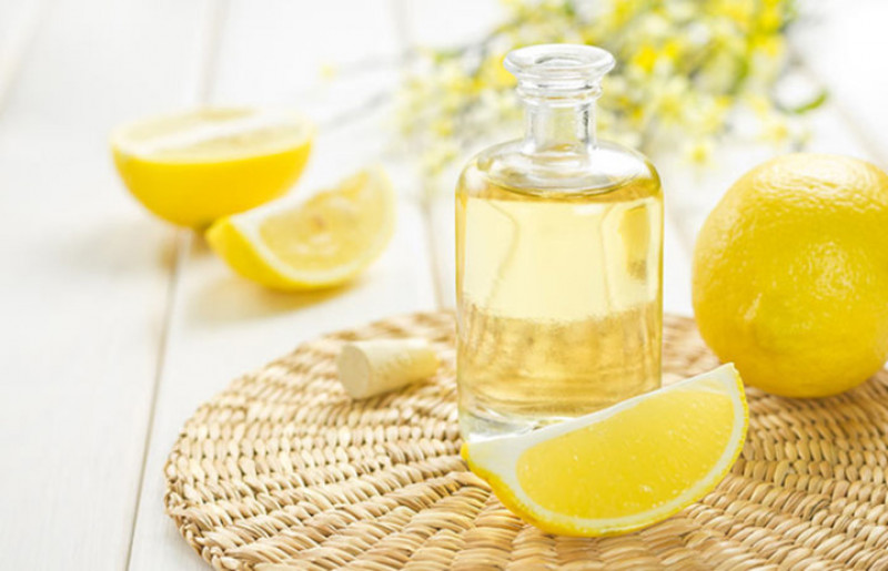 Tinh dầu chanh: Limonene là một hợp chất hoạt động được tìm thấy trong chanh giúp phân hủy chất béo (lipolysis). Do hương vị tươi mát của nó, tinh dầu chanh cũng là một tăng cường tâm trạng giúp giảm căng thẳng. Nó hoạt động bằng cách tăng norepinephrine, chất dẫn truyền thần kinh và hóc môn căng thẳng làm tăng mức oxy trong não.