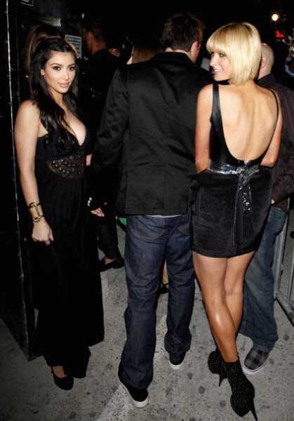 Paris và Kim cùng nhau tham dự bữa tiệc sinh nhật của Perez Hilton ở Hollywood, năm 2009.