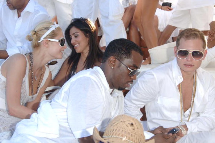 Paris và Kim cùng nhau xuất hiện tại một bữa tiệc trắng vào năm 2006.