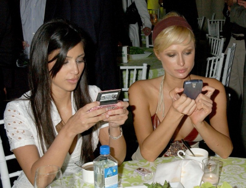 Kim và Paris luôn ngồi cạnh nhau trong mọi sự kiện. Đây là hình ảnh của họ tại Los Angeles, năm 2006 