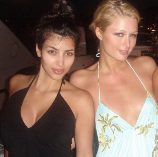 Kim và Paris cùng nhau thăm thú Ibiza, năm 2006. Kim đã ‘khai quật’ được bức ảnh này vào năm 2015 và đã chia sẻ nó trên trang Instagram của mình: “Tìm thấy được tấm hình này trong khi giải nén. Được chụp từ năm 2006 tại tại Ibiza. Chúc mừng sinh nhật muộn @ParisHilton.”