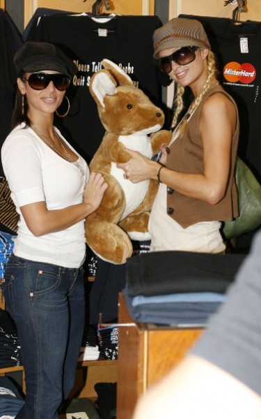 Paris và Kim nhí nhảnh chụp hình cùng thú nhồi bông kangaroo tại Úc vào năm 2006.