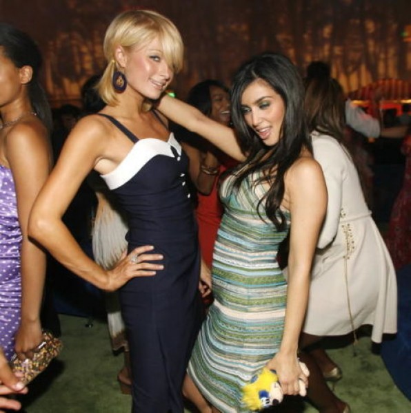Paris và Kim cùng nhau nhảy múa tưng bừng tại sự kiện T-Mobile Sidekick 3 Launch vào năm 2006 .