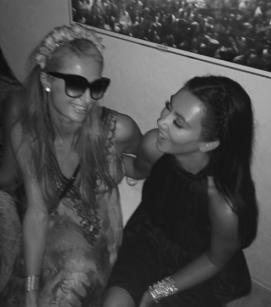Paris và Kim tái hợp tại Ibiza vào năm 2014, Kim đã đăng bức ảnh này lên trang Instagram của cô với dòng trạng thái: “Nhớ lại lần đầu tiên chúng ta đến Ibiza năm 2006! @parishilton Thật là tốt khi được gặp lại và bắt kịp bạn!! Yêu nó lol.”