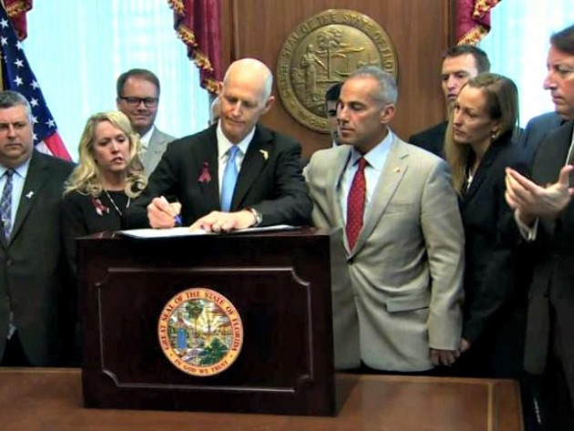 Ngày 9/3, Thống đốc bang Florida Rick Scott đã ký ban hành luật hạn chế sở hữu súng đạn và cho phép một số nhân viên tại các trường học ở bang này được trang bị vũ khí. 