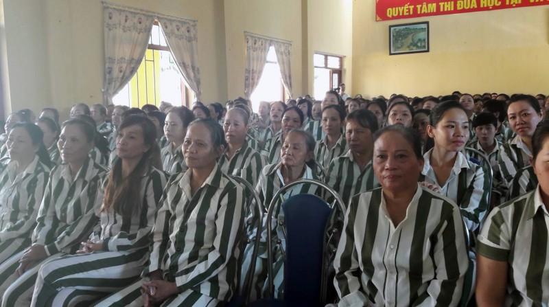 Nhân dịp này, TƯ Hội LHPNVN và Báo PNVN đã trao tặng nhiều phần quà với tổng trị giá 50 triệu đồng cho các phạm nhân nữ tại Trại giam Hoàng Tiến (Hải Dương).
Bên cạnh đó, TƯ Hội LHVNVN và Báo PNVN còn trao voucher đào tạo thợ làm tóc chuyên nghiệp của L'Oréal Việt Nam cho các phạm nhân nữ để giúp họ tái hòa nhập cộng đồng. Tổng giá trị voucher là gần 1 tỉ đồng.