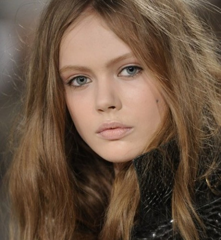 Cô gái trẻ Frida Gustavsson, người mẫu Thụy Điển.