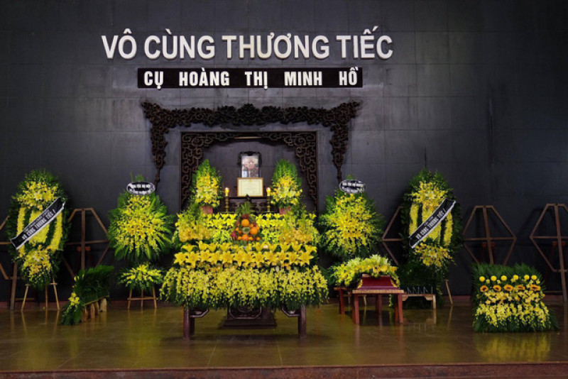 Tang lễ cụ Hoàng Thị Minh Hồ tổ chức theo nghi thức lễ tang cấp cao. Nhiều cơ quan, tổ chức gửi vòng hoa đến chia buồn cùng gia đình khi biết tin cụ bà qua đời.