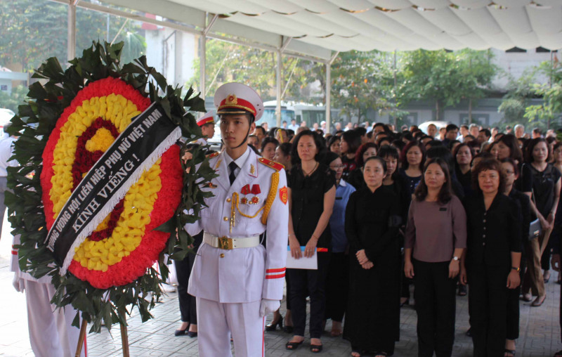 Bà Hoàng Thị Ái Nhiên, Phó Chủ tịch Thường trực Hội LHPNVN dẫn đầu đoàn đại biểu Hội LHPNVN đến đặt vòng hoa tưởng niệm cụ Hoàng Thị Minh Hồ.