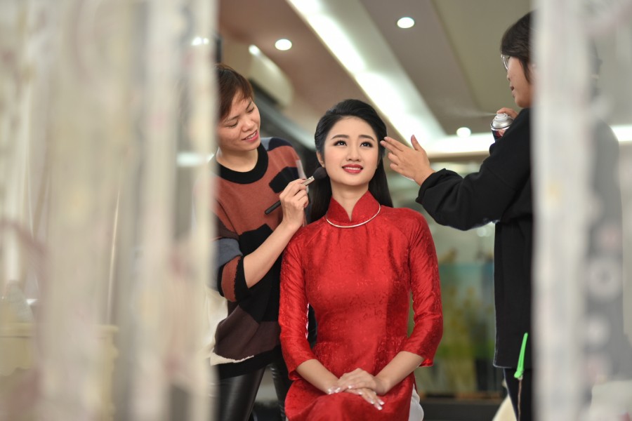 Chuyên gia make up Mai Phan chỉnh trang lại cho cô dâu trước khi xuất hiện trước nhà trai