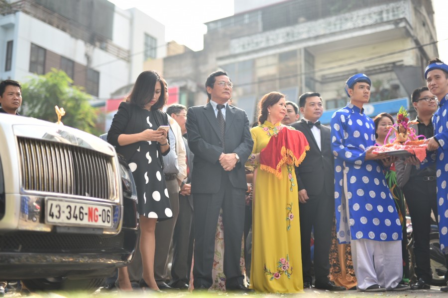 Từ sáng sớm, gia đình và người thân chú rể Doãn Văn Phương đã đến Hải Phòng, chờ giờ đẹp để đón cô dâu