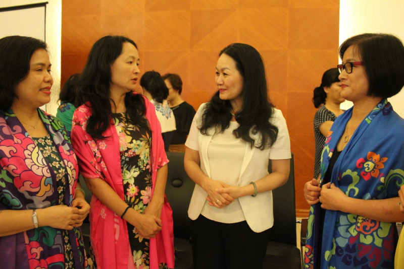 Phó Chủ tịch Bùi Thị Hòa mong muốn các phu nhân sẽ giới thiệu truyền thống, vẻ đẹp của đất nước, con người, phụ nữ Việt Nam tới bạn bè quốc tế; kết nối, trao đổi thông tin, hỗ trợ việc mở rộng quan hệ của Hội với các đối tác tại nước sở tại…