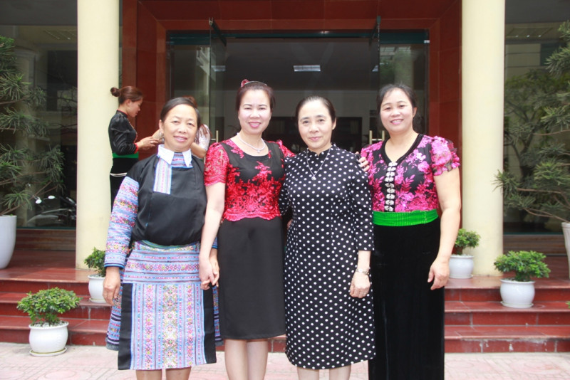 Tại buổi làm việc, cán bộ TƯ Hội LHPNVN và hội viên phụ nữ huyện Vân Hồ còn giao lưu văn nghệ, chia sẻ kinh nghiệm trong tập hợp hội viên dân tộc thiểu số.   

