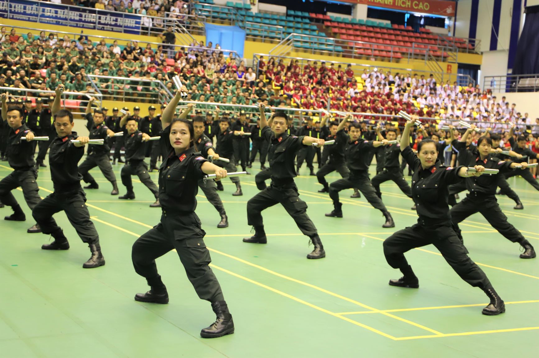 Khai mạc Liên hoan Thể dục thể thao Phụ nữ toàn quốc năm 2019 là màn trình diễn đầy ấn tượng của lực lượng công an tỉnh Bắc Ninh. Thấp thoáng trong màn biểu diễn võ thuật là các bóng hồng vừa khỏe khoắn tinh nhanh vừa rạng rỡ đầy nữ tính, để lại ấn tượng đẹp với khán giả