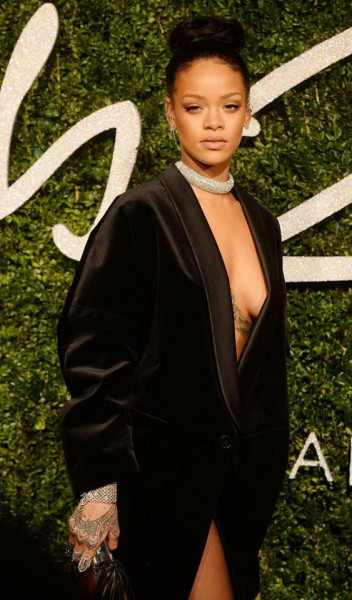 Rihanna xuất hiện thanh lịch trong chiếc áo khoác nhung đen oversize.