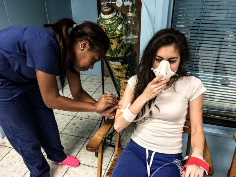 Nữ diễn viên trẻ Pilar đã thiết lập trang mạng GoFundMe nhằm huy động các tấm lòng hảo tâm giúp đỡ  số tiền 33.000 USD để trang trải chi phí phẫu thuật, điều trị nhằm trở lại cuộc sống bình thường như mọi người.  