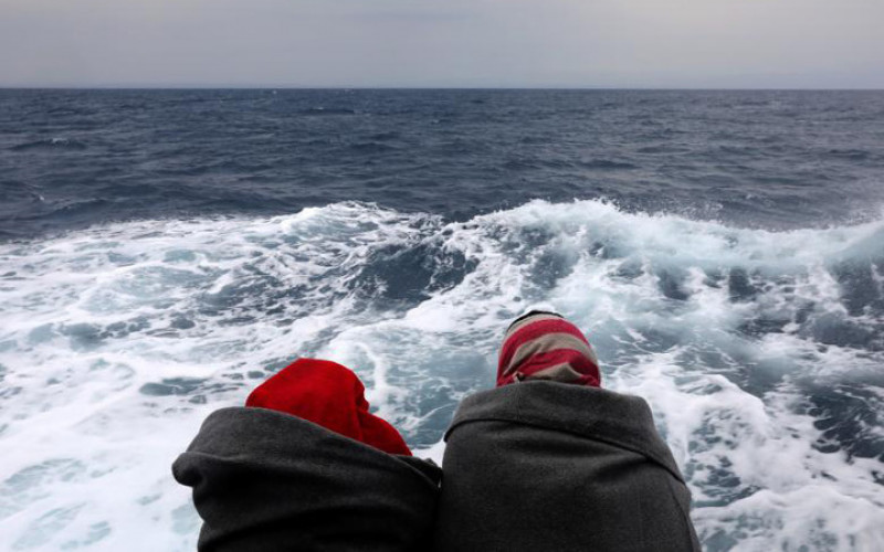 Những người di cư được cứu lên tàu cá Golfo Azzurro trong chiến dịch kéo dài 3 tiếng đồng hồ của tổ  chức 