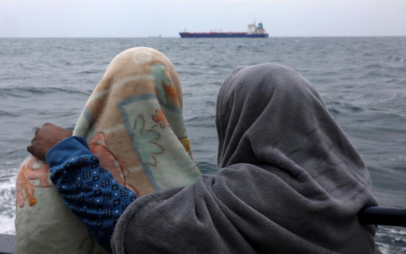 Những người phụ nữ di cư từ Bangladesh nhìn xa xăm về phía Địa Trung Hải sau khi được cứu.