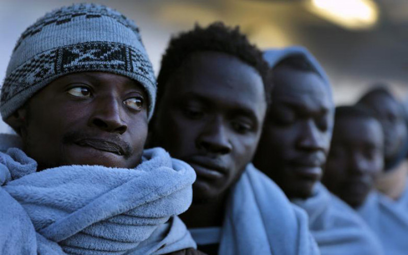 Những người di cư xếp hàng đợi giới chức Italy kiểm tra sau khi được cứu lên tuyền đánh cá. Theo Tổ chức Di trú Quốc tế (IOM), kể từ đầu năm đến nay đã có gần 600 người di cư từ Bắc Phi bỏ mạng trước khi tới được Italy.