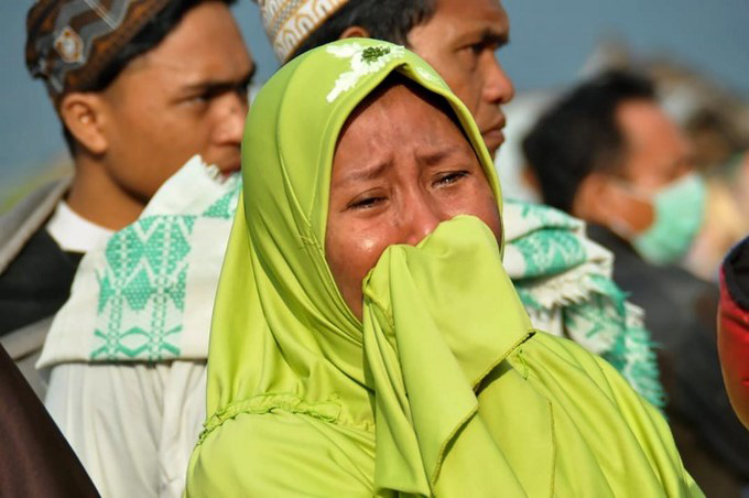 Sau trận động đất, đợt sóng thần cao gần 6m tạo thành một bức tường nước khổng lồ tràn vào thành phố Palu trên đảo Sulawesi, xô đổ nhà cửa, cuốn theo ô tô và khiến gần 400 người thiệt mạng. Phụ nữ và trẻ em hoảng loạn khi thảm họa xảy ra. Lisa Soba Palloan, một cư dân của Toraja, phía Nam Palu, cho biết: Trận cuối cùng là trận lớn nhất. Mọi người đều ra khỏi nhà, hét lên vì sợ hãi