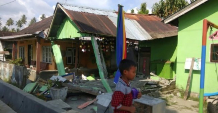 Trận động đất mạnh 7,5 độ Richter tại tỉnh Sulawesi, đi kèm cơn sóng thần đã gây thiệt hại nặng nề, cả về sinh mạng lẫn của cải. Biết bao nhà cửa sụp đổ, bị cuốn trôi trong tiếng la hét, tiếng người bỏ chạy khi những con sóng lớn ập vào đất liền. 