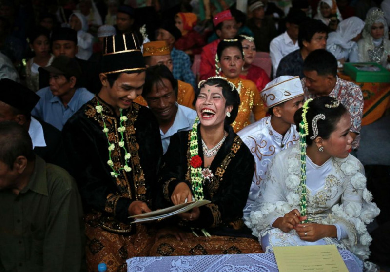 Người dân ở thủ đô Jakarta (Indonesia) có hoạt động đón năm mới vô cùng ý nghĩa với một đám cưới tập thể miễn phí cho hàng trăm đôi uyên ương. Đây là sáng kiến được thực hiện trong bối cảnh vẫn còn nhiều người Jakarta không thể tiếp cận các dịch vụ công cộng vì không có giấy tờ kết hôn hợp pháp.

