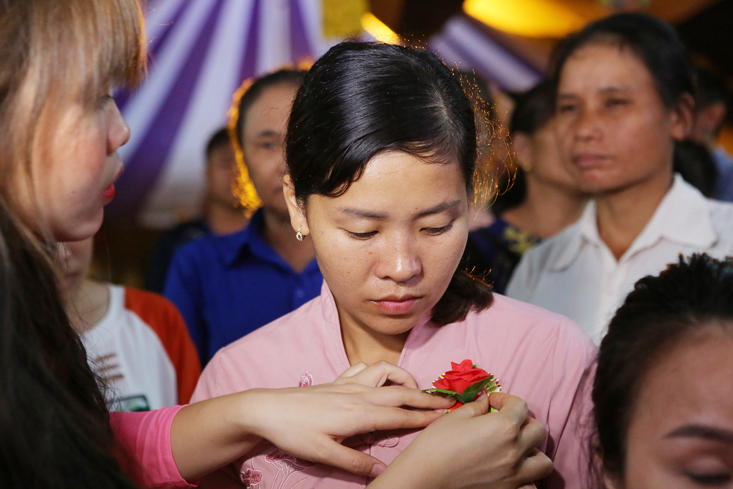 Những người còn cha, còn mẹ may mắn được cài lên ngực bông hồng đỏ. Những người không còn cha mẹ, bông hồng trắng như một sự tri ân, tưởng nhớ.Người tu sĩ cũng muốn mượn màu sắc của hoa màu vàng để nói lên tinh thần đúng nghĩa của mùa Vu Lan là sự giải thoát.