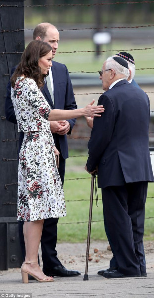 Công nương Kate đã dịu dàng đặt bàn lên cánh tay ông Goldberg, người chia sẻ kỷ niệm buồn trong chiến tranh thế giới lần thứ 2 nhưng vẫn sáng niềm tin về ngày giải phóng các trại tập trung của phát xít Đức năm 1945. 