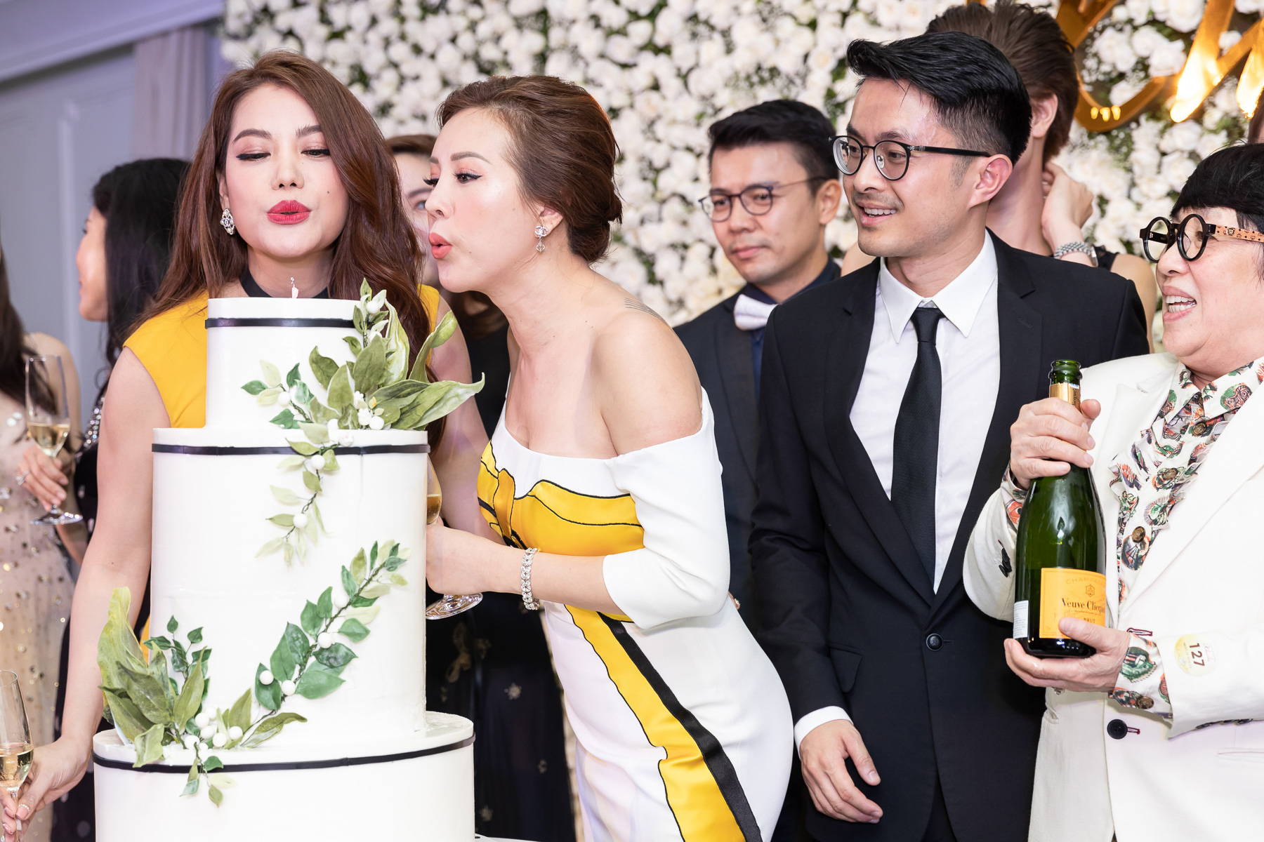 Hoa hậu Thu Hoài cũng đã cùng với gia đình, đối tác cùng các nghệ sĩ thổi nến chúc mừng sinh nhật lần thứ 15 thẩm mỹ viện của chị.