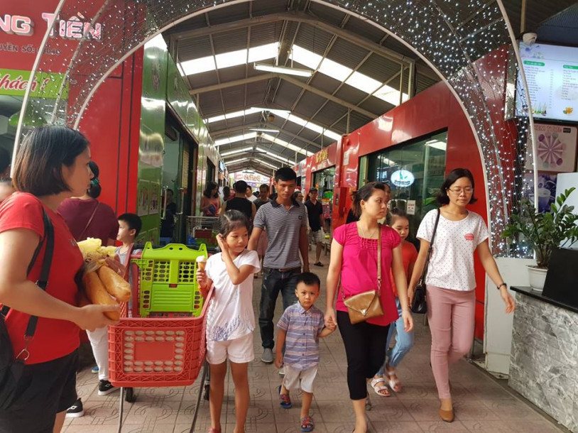 Dòng người đến mua sắm vẫn mỗi lúc một động hơn. Đây là hình ảnh có thể bắt gặp tại cửa ra vào của nhiều siêu thị, trung tâm mua sắm tại Hà Nội trong cuối buổi chiều ngày cuối cùng của kỳ nghỉ lễ 2/9.  